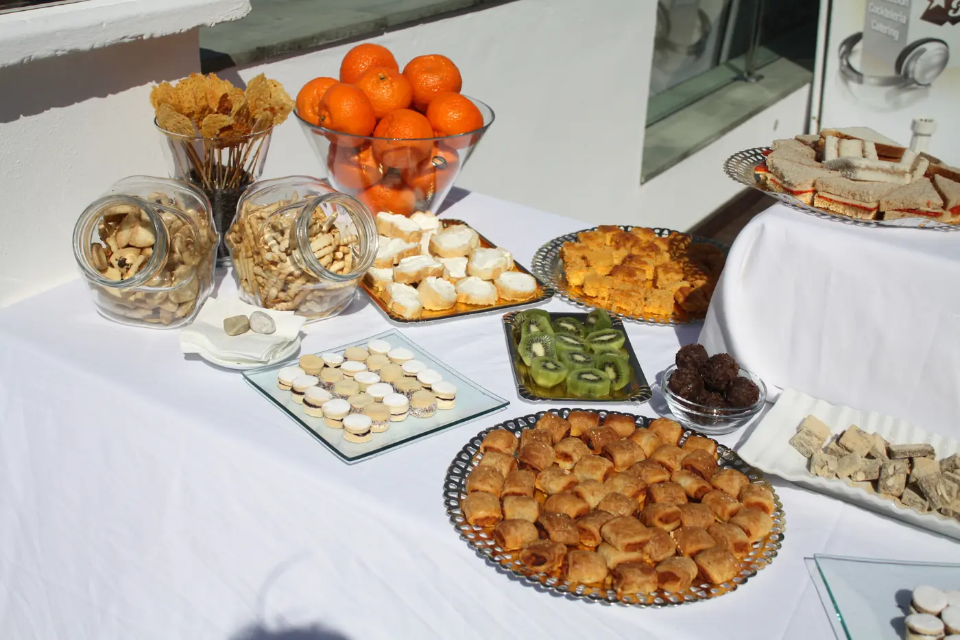 Buffet de desayuno montado en localizacion durante un rodaje