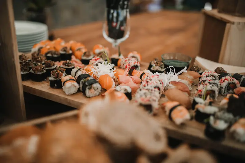 Mesa de sushi montada como estación de show cooking en un evento en Tenerife