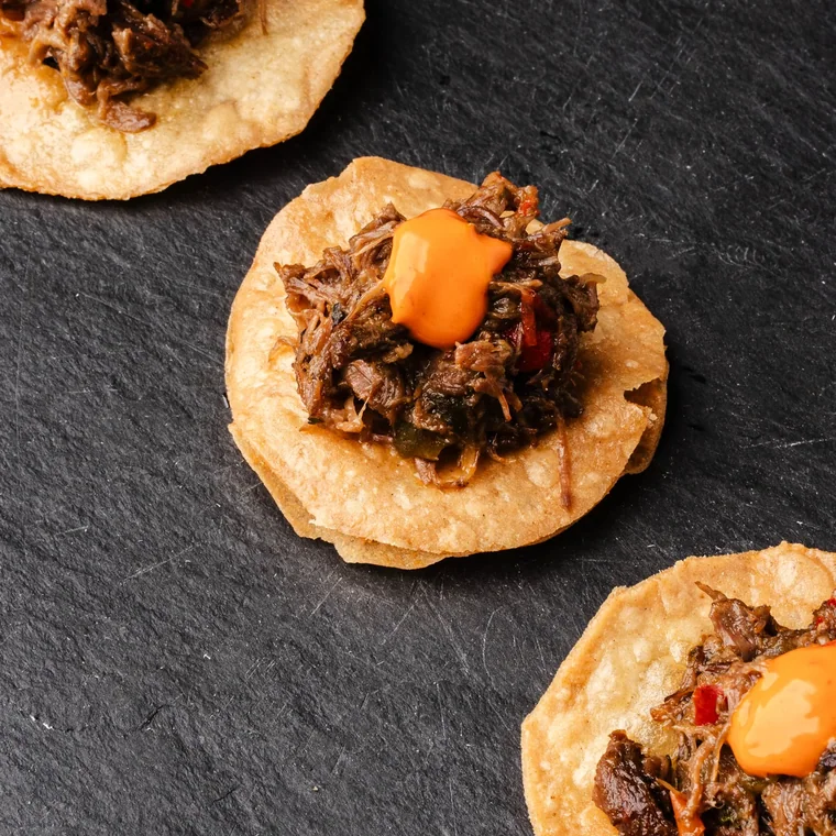 Taco servido en un evento de Gomeralia Catering en Tenerife